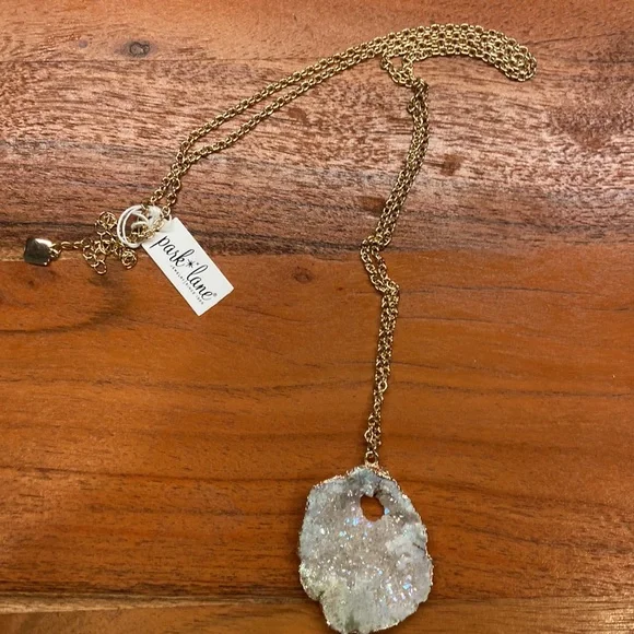 Beautiful white iridescent druzy necklace - Picture 9 of 9
